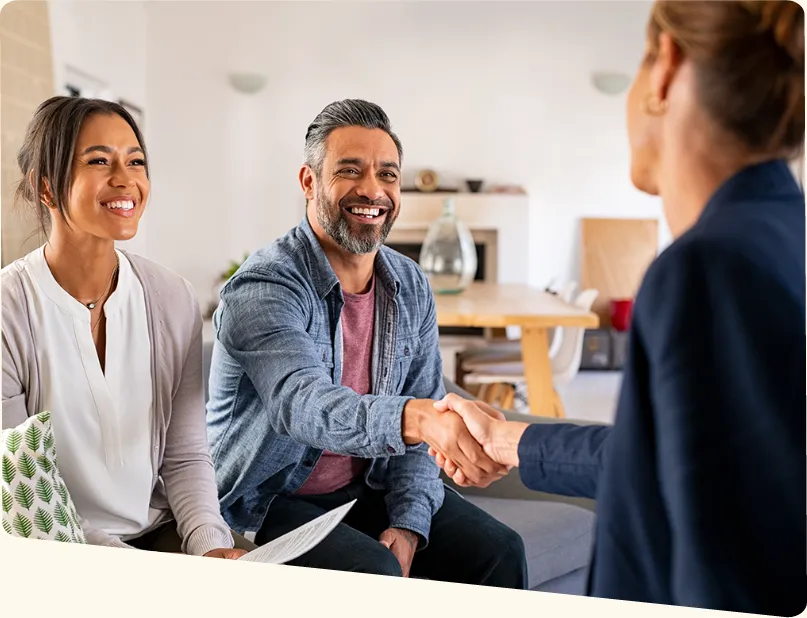  Un couple serre la main d'un agent immobilier.